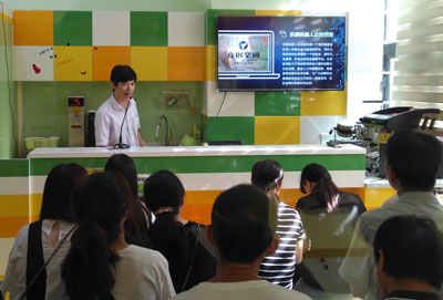 裤兜拼图式编程学习机器人研发中心参加乐探机器人众创空间创新分享会